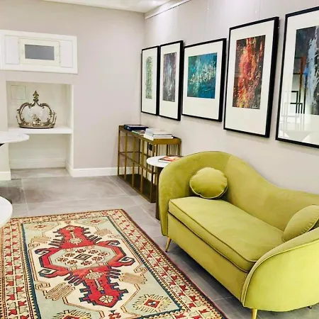 Howard House 4*