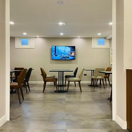 Howard House 4*