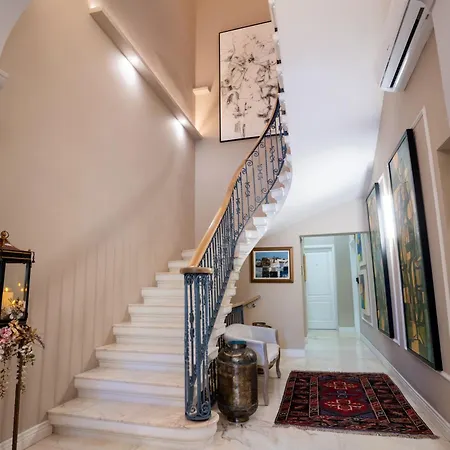 Howard House Bed and Breakfast 4*